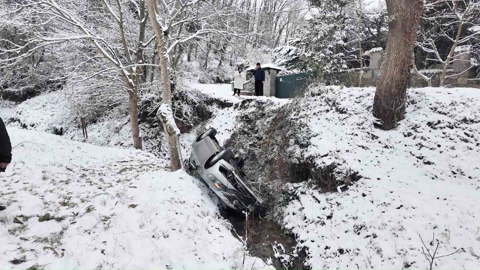 Hakimiyetini kaybeden otomobil dereye uçtu: 3 yaralı

