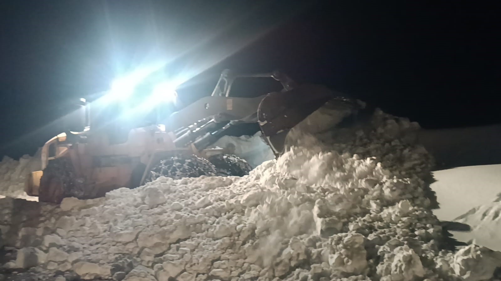 Hakkari 2.800 rakımda yol genişletme çalışması
