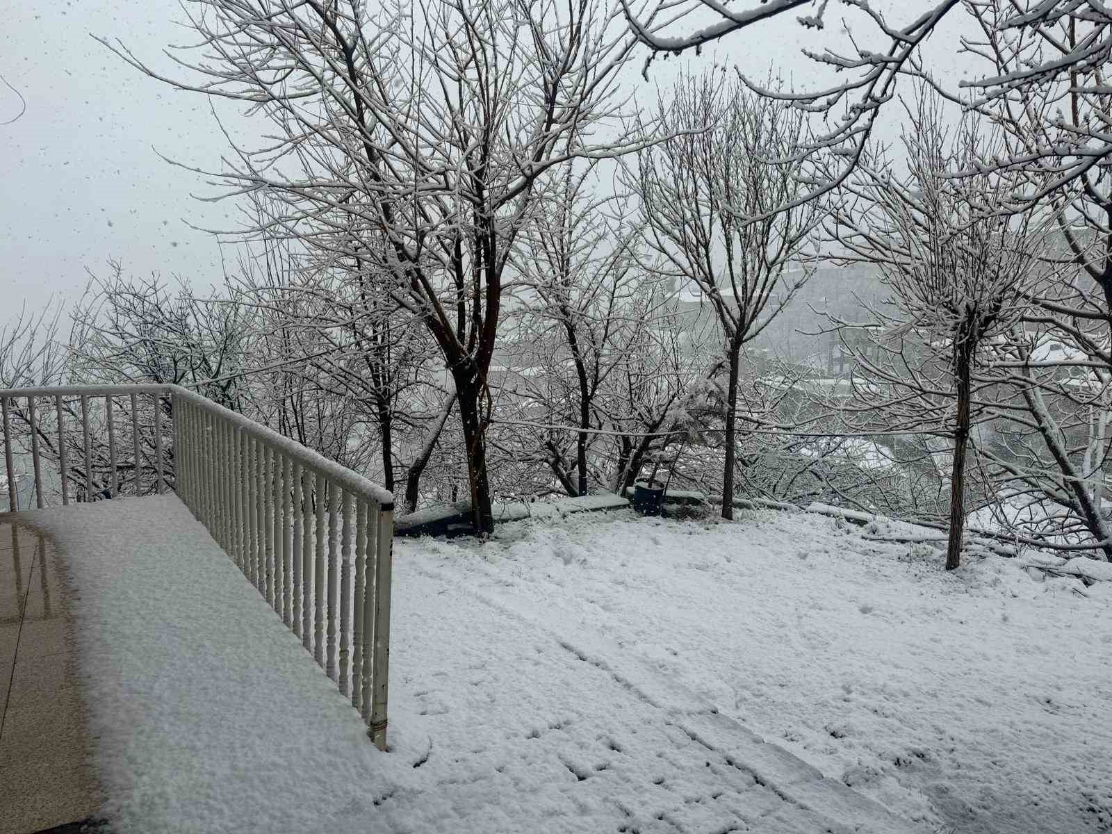 Hakkari beyaza büründü
