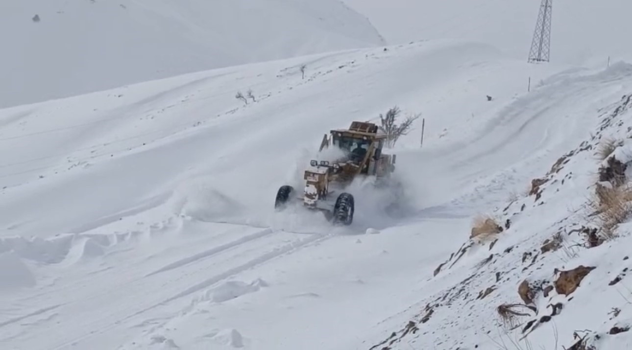 Hakkari kar yağışı: 42 yerleşim yerinin yolu kapandı
