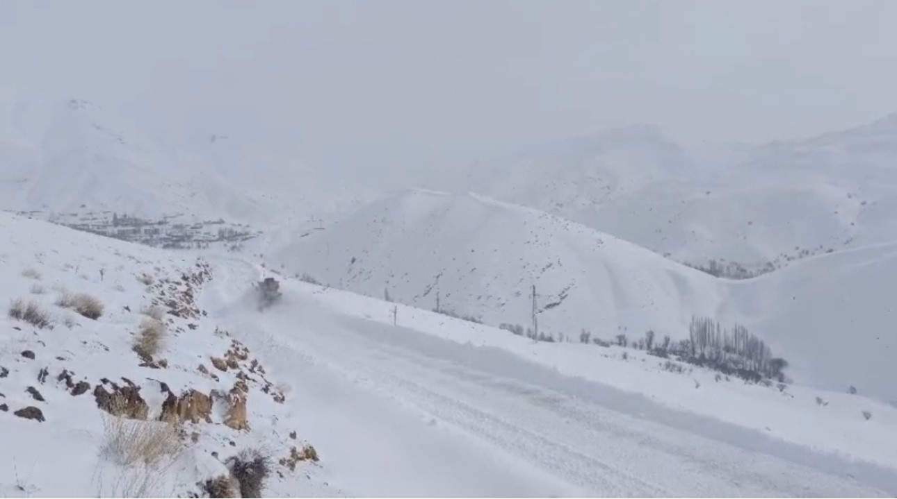 Hakkari kar yağışı: 42 yerleşim yerinin yolu kapandı
