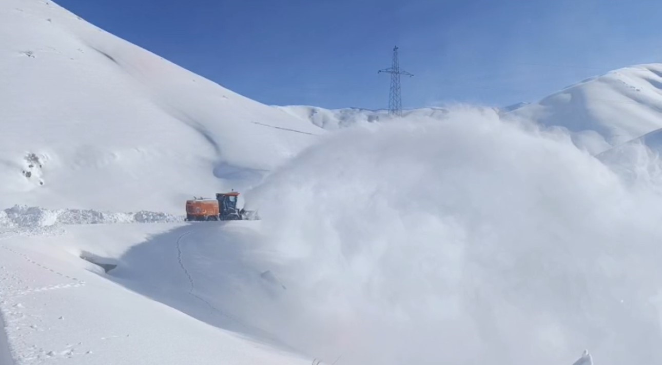 Hakkari kar yağışı: 42 yerleşim yerinin yolu kapandı
