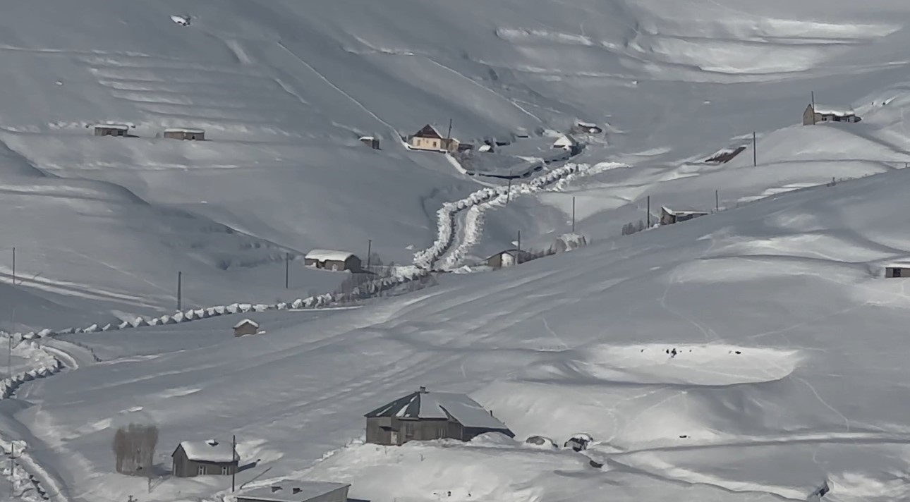 Hakkari kar yağışı: 51 yerleşim yerinin yolu kapandı
