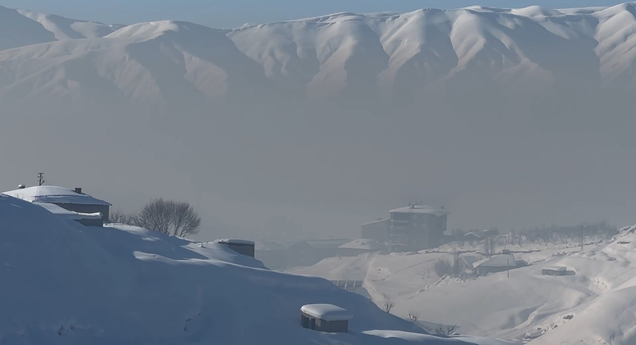 Hakkari kar yağışı: 51 yerleşim yerinin yolu kapandı
