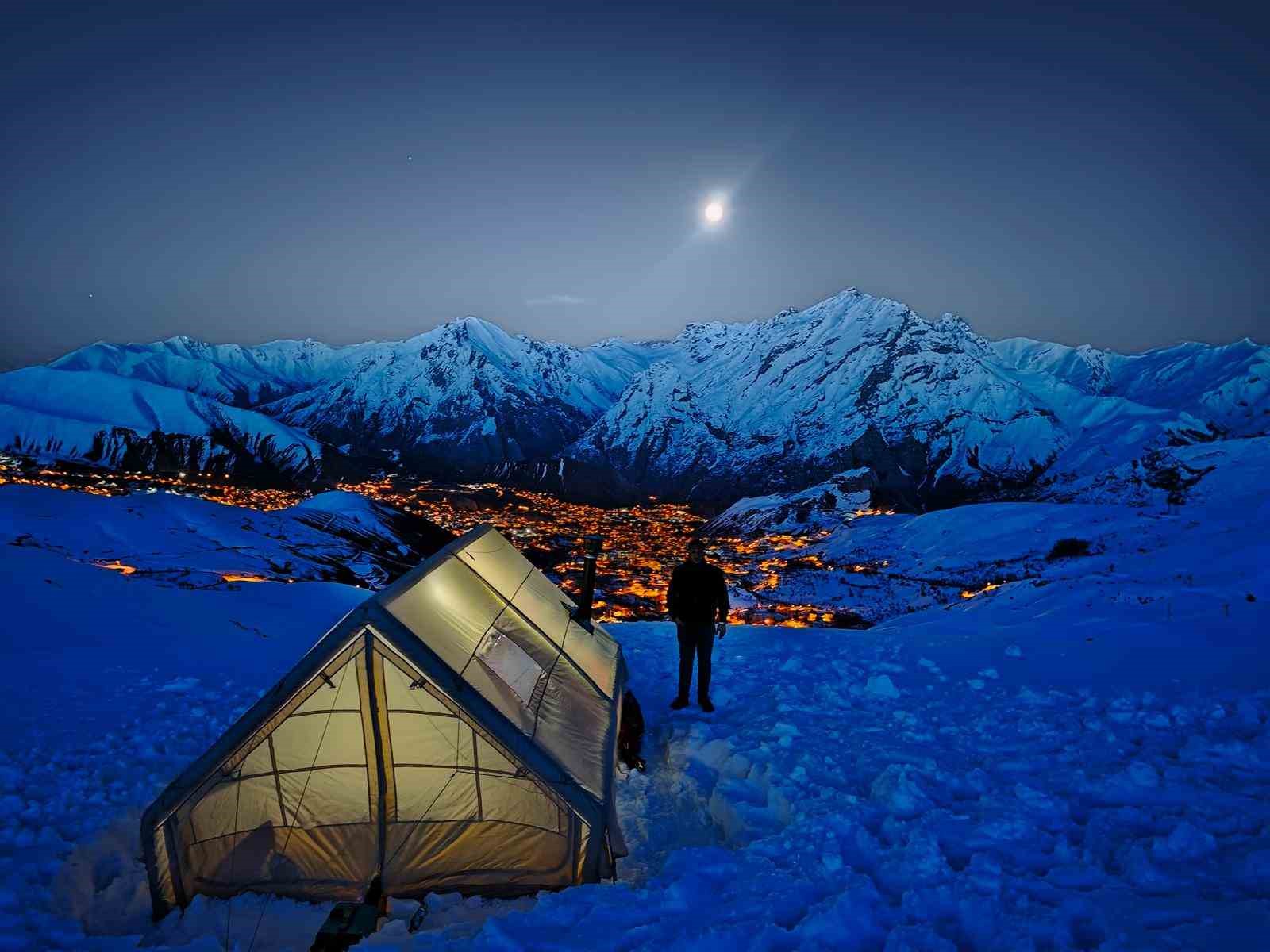 Hakkari manzarası geceye damga vurdu
