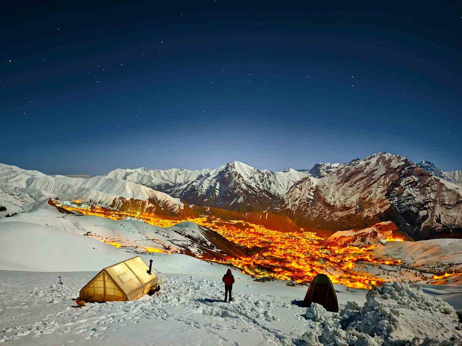 Hakkari manzarası geceye damga vurdu
