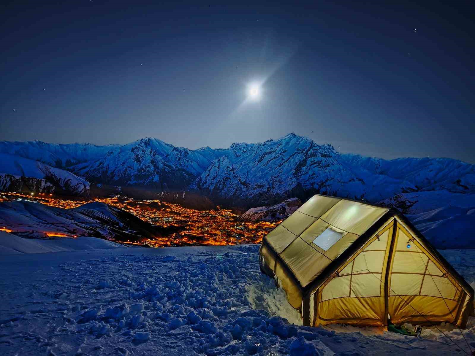 Hakkari manzarası geceye damga vurdu
