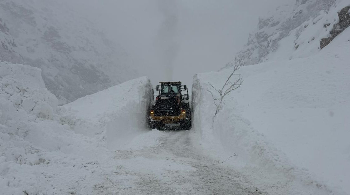 Hakkari-Şırnak kara yoluna çığ düştü
Hakkari-Şırnak kara yoluna çığ düştü
