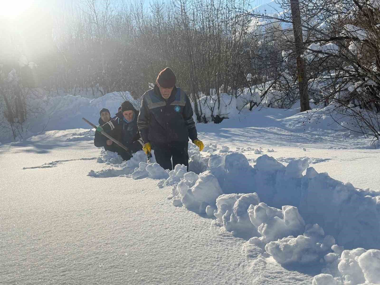 Hakkari su arıza ekibi 1,5 metre karı aşarak arızaya ulaştı
Hakkari su arıza ekibi 1,5 metre karı aşarak arızaya ulaştı