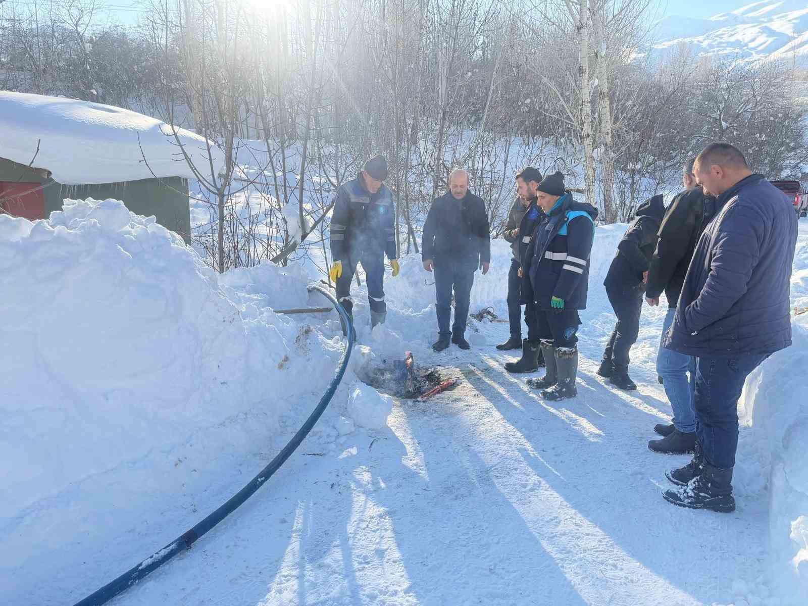 Hakkari su arıza ekibi 1,5 metre karı aşarak arızaya ulaştı
Hakkari su arıza ekibi 1,5 metre karı aşarak arızaya ulaştı