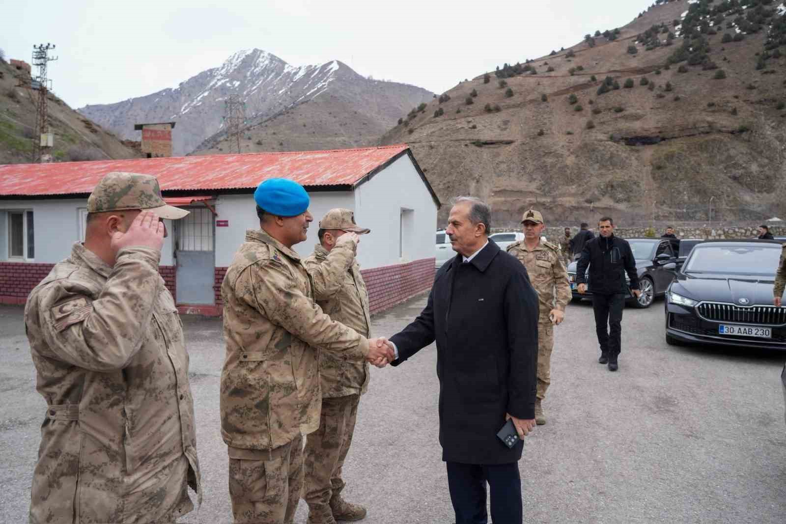 Hakkari Valisi’nden jandarmaya moral ziyareti

