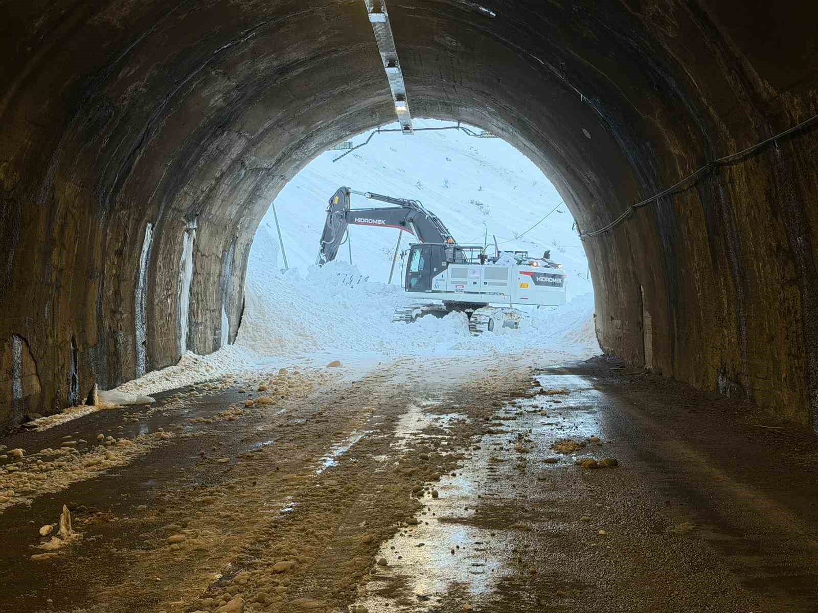 Hakkari-Van karayolu ulaşıma açıldı
