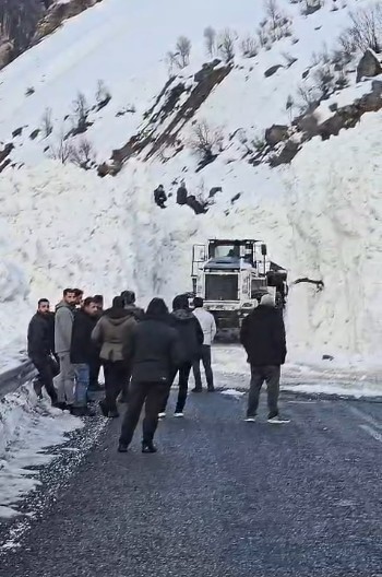 Hakkâri-Van ve Şırnak yolunda çığ alarmı
