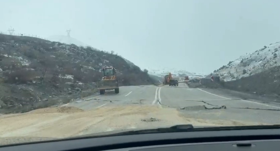 Hakkari-Van yolunda çökme: Ulaşım kontrollü sağlanıyor
Hakkari-Van yolunda çökme: Ulaşım kontrollü sağlanıyor