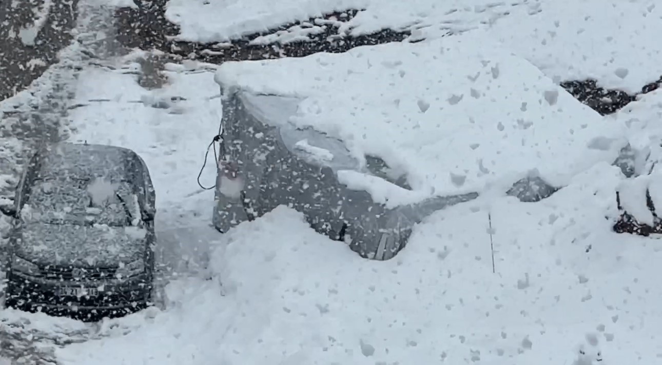 Hakkari ve Yüksekova’da eğitime kar engeli

