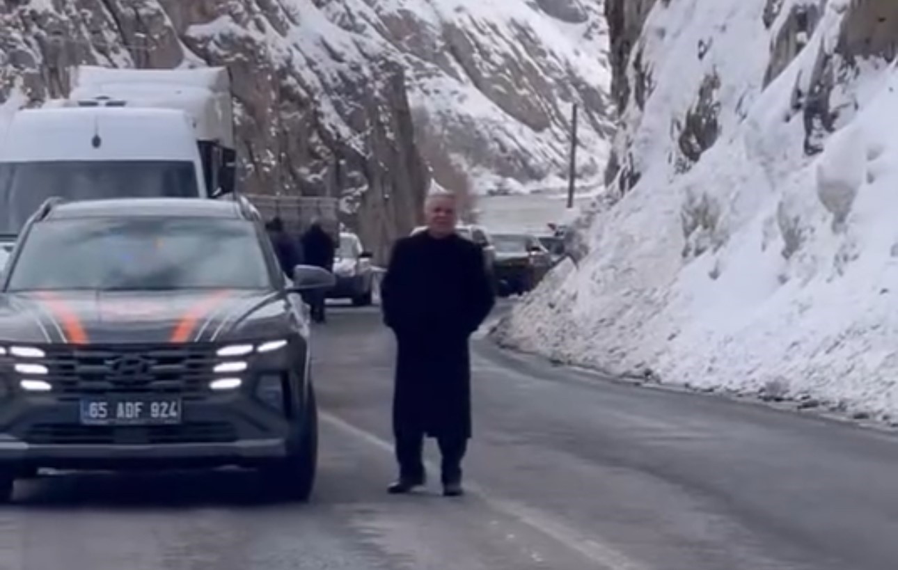 Hakkari-Yüksekova kara yoluna çığ düştü
