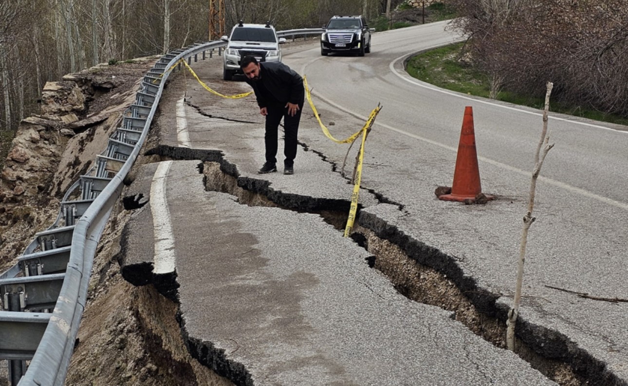 Hakkari-Yüksekova kara yolunda ’yarık’ tehlikesi
