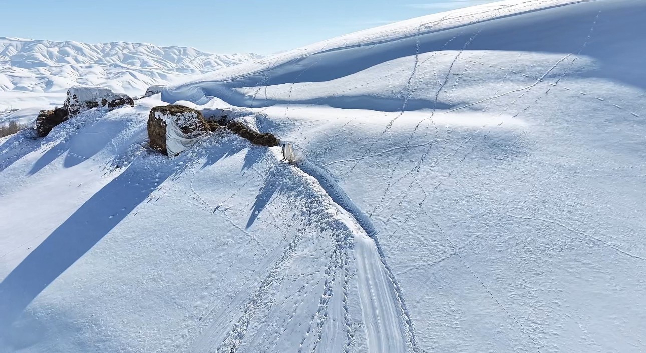 Hakkari’de 1 buçuk metreyi aşan karda çiftçilerin zorlu mesaisi sürüyor
