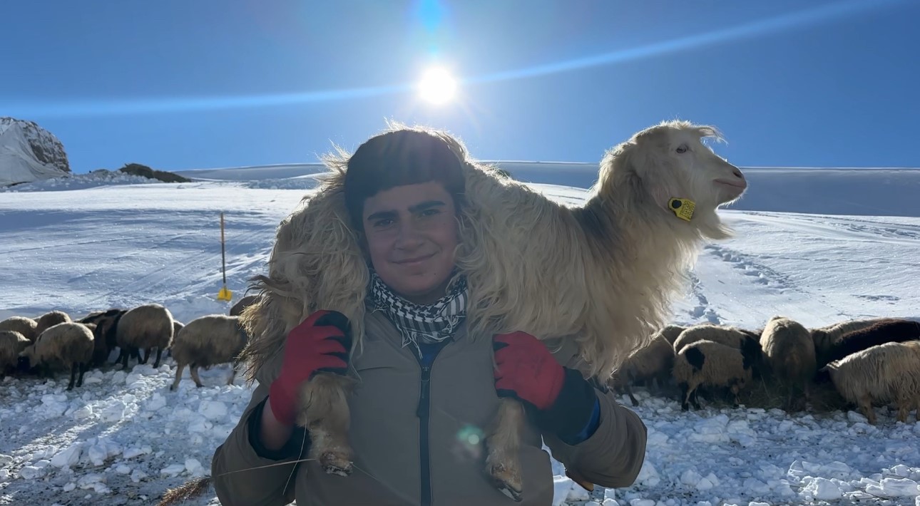 Hakkari’de 1 buçuk metreyi aşan karda çiftçilerin zorlu mesaisi sürüyor
