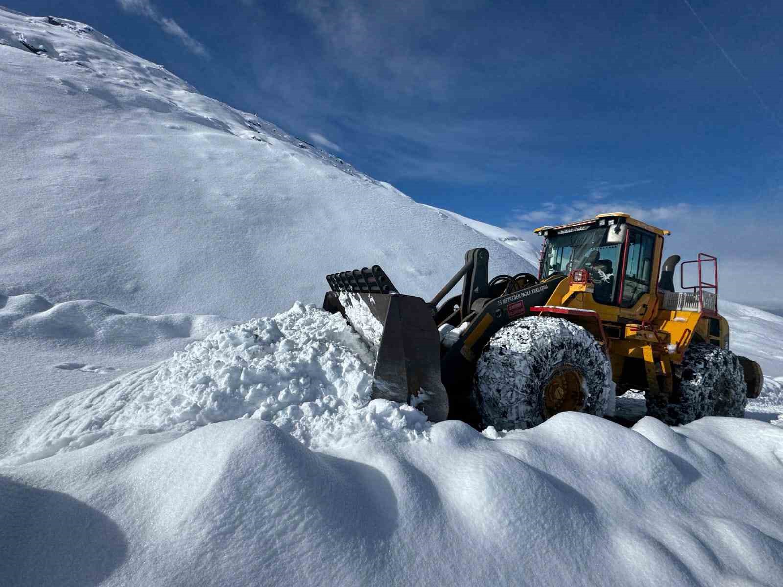 Hakkari’de 172 yerleşim yolu ulaşıma kapandı
