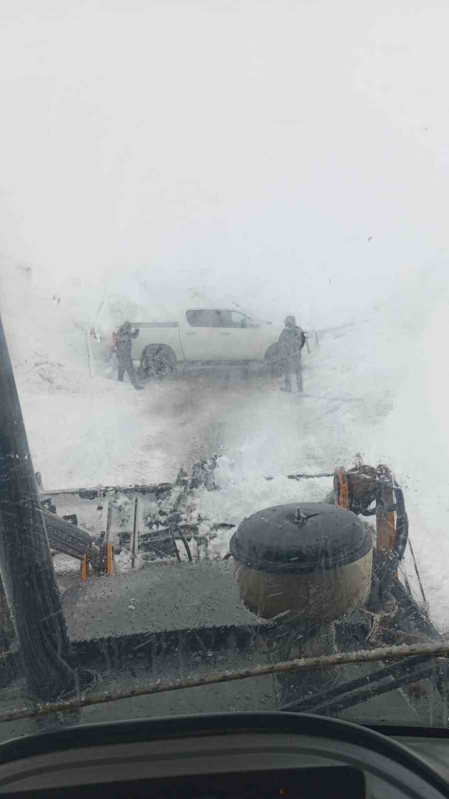 Hakkari’de 3 bin rakımlı zirvede mahsur kalanlar kurtarıldı
