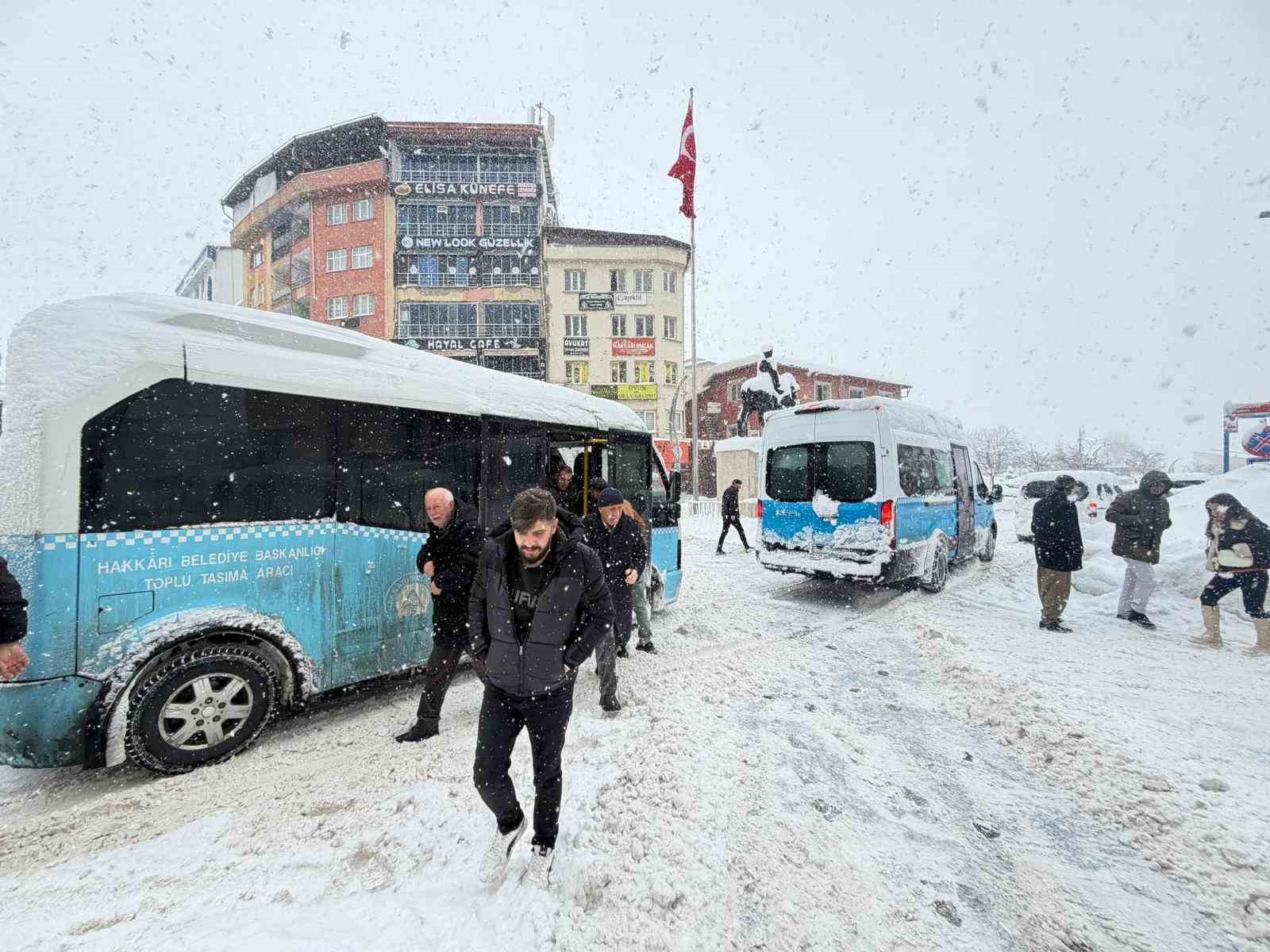 Hakkari’de 357 yerleşim yerinin yolu kapandı
