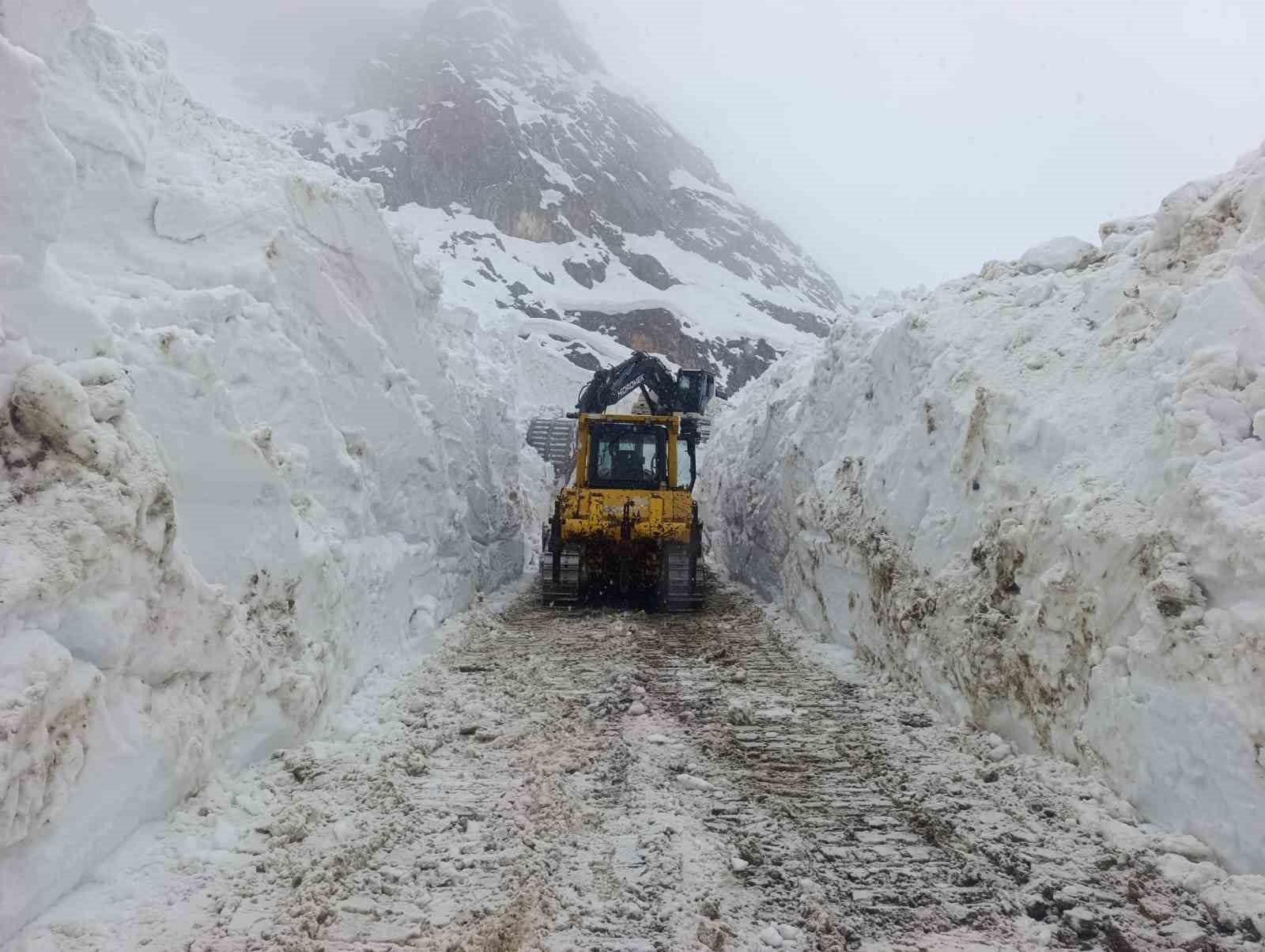 Hakkari’de 56 yerleşim yerinin yolu ulaşıma kapandı
