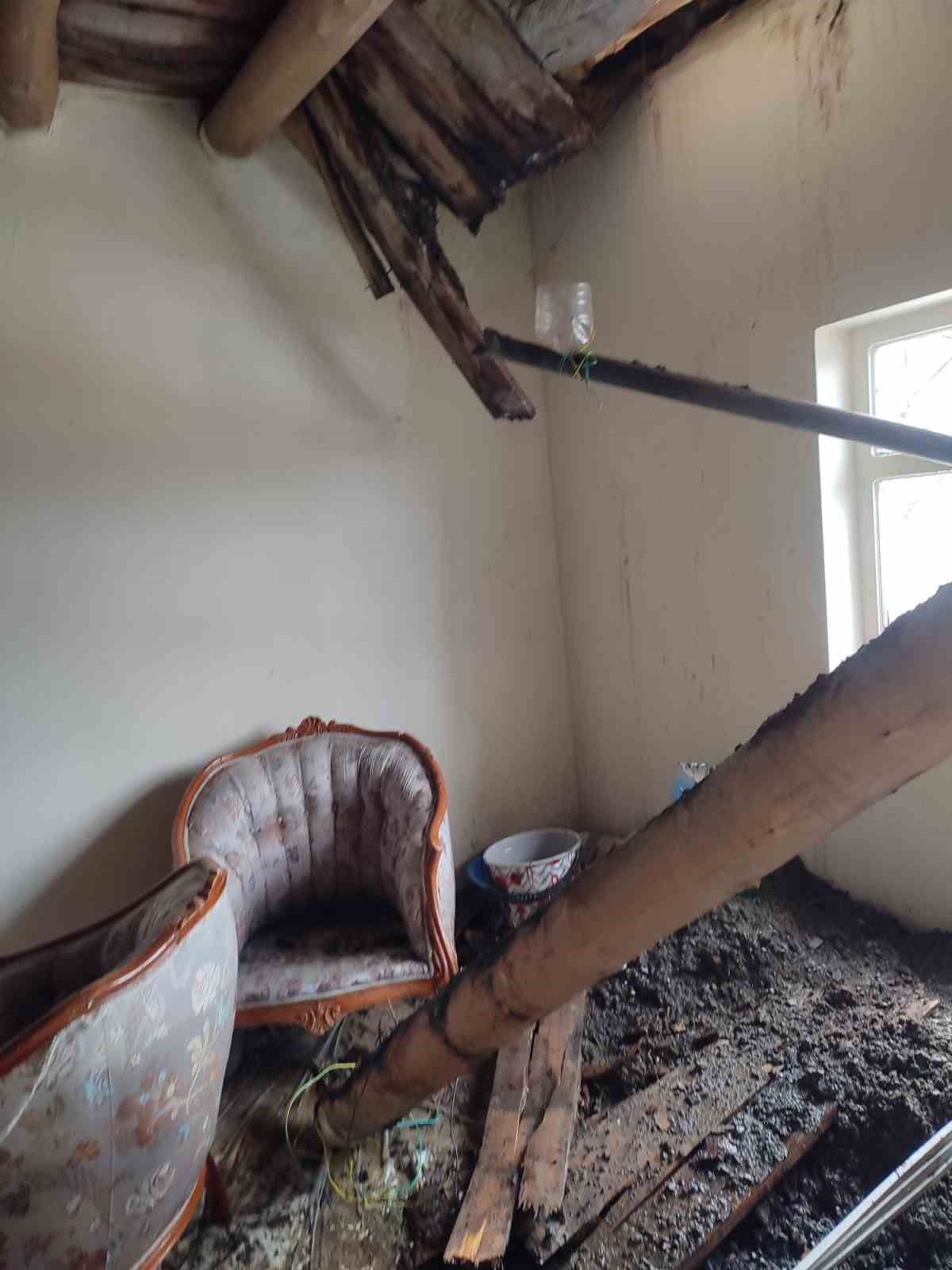 Hakkari’de 6 kişilik ailenin evi çöktü
