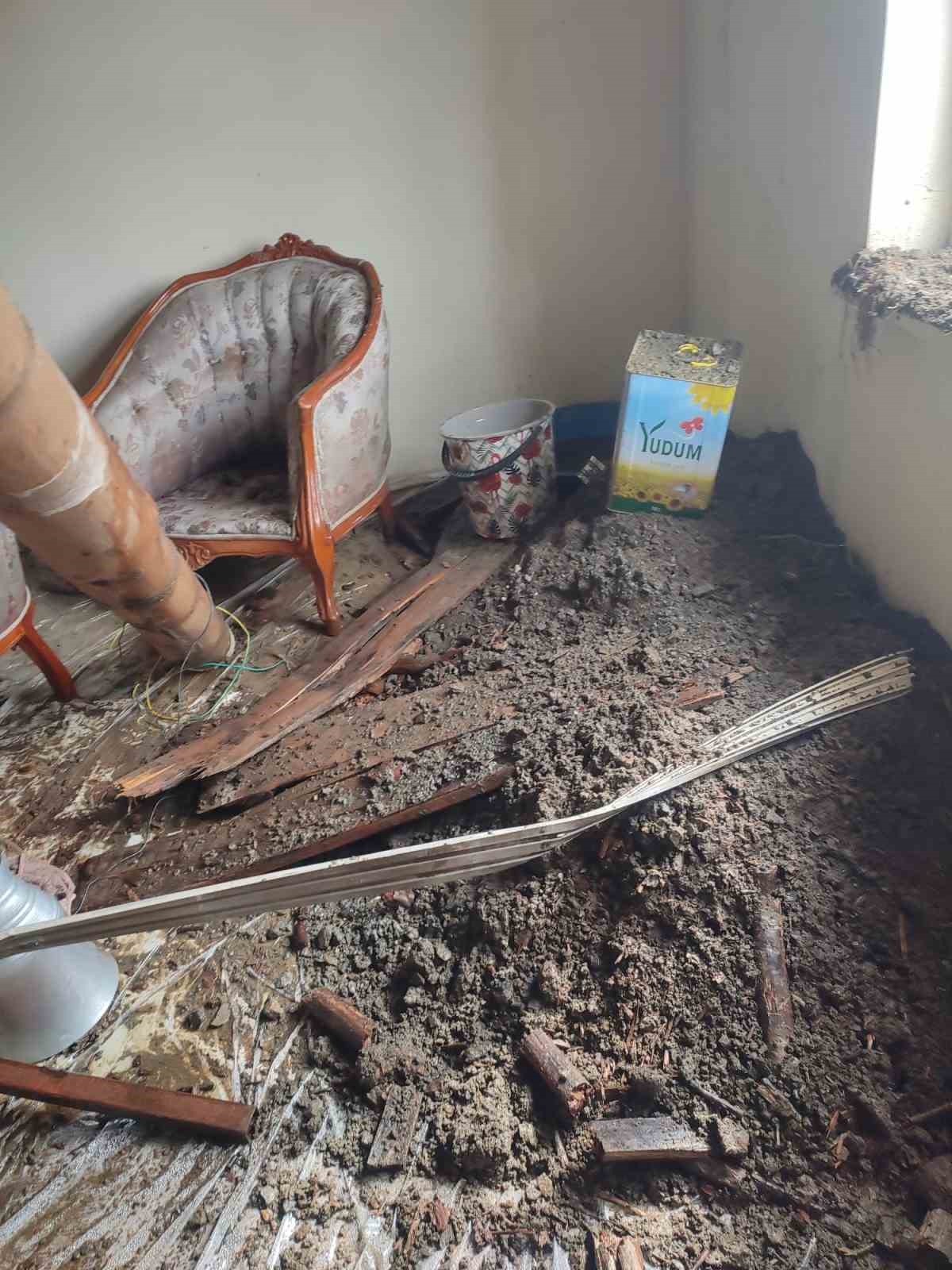 Hakkari’de 6 kişilik ailenin evi çöktü
