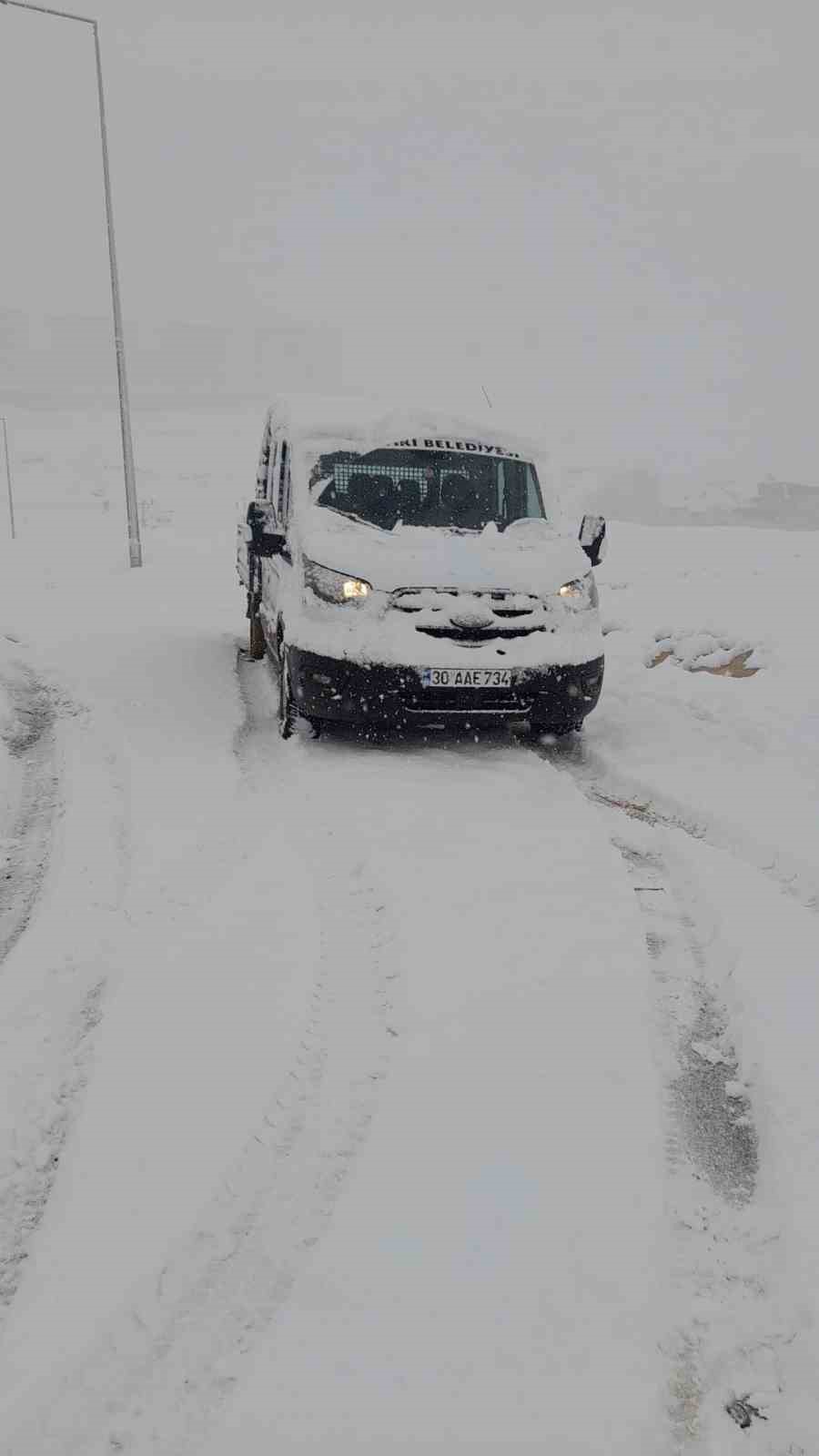 Hakkari’de 60 yerleşim yerinin yolu kapandı
