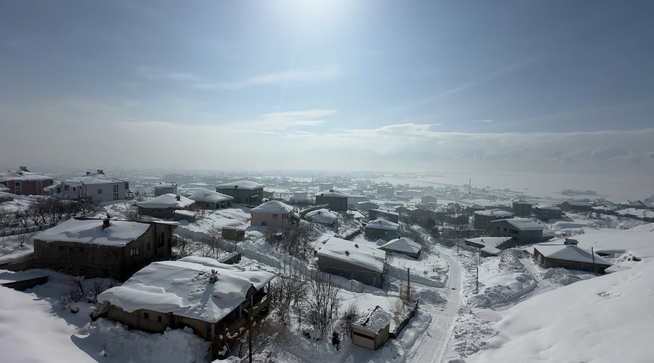 Hakkari’de 68 yerleşim yerinin yolu kapandı
