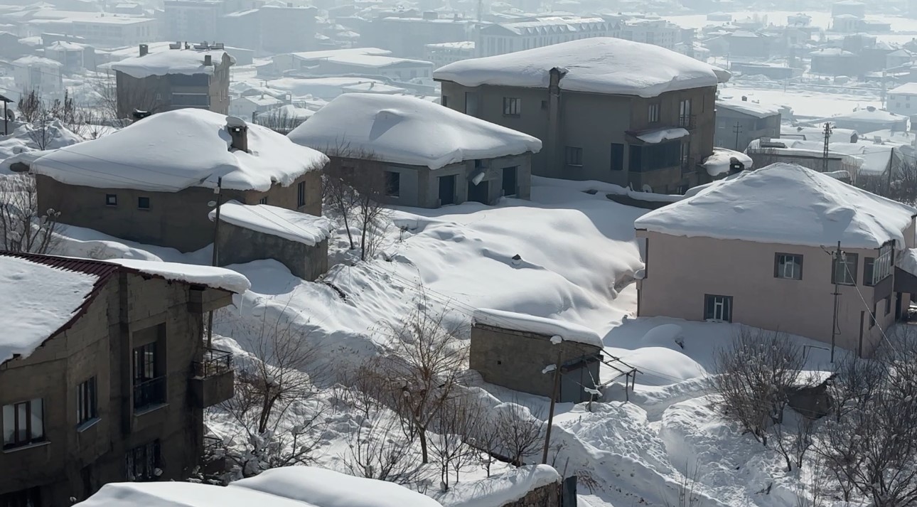 Hakkari’de 68 yerleşim yerinin yolu kapandı
