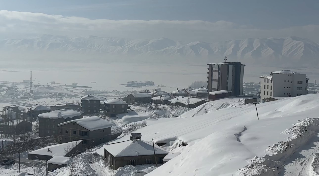 Hakkari’de 68 yerleşim yerinin yolu kapandı
