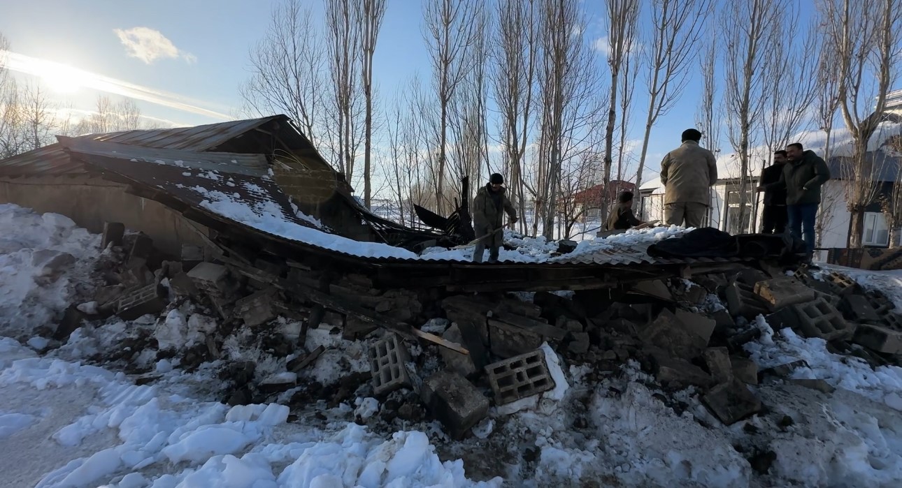 Hakkari’de ahırın çatısı çöktü: 2 hayvan telef oldu
