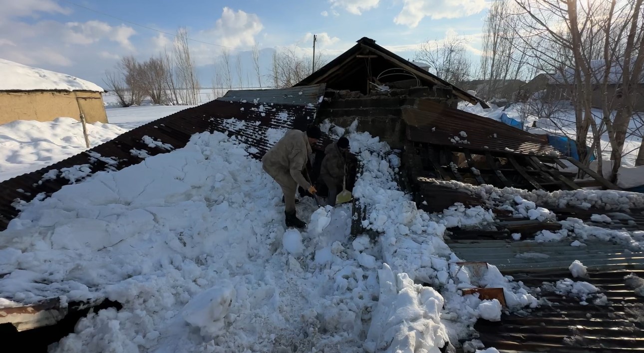 Hakkari’de ahırın çatısı çöktü: 2 hayvan telef oldu

