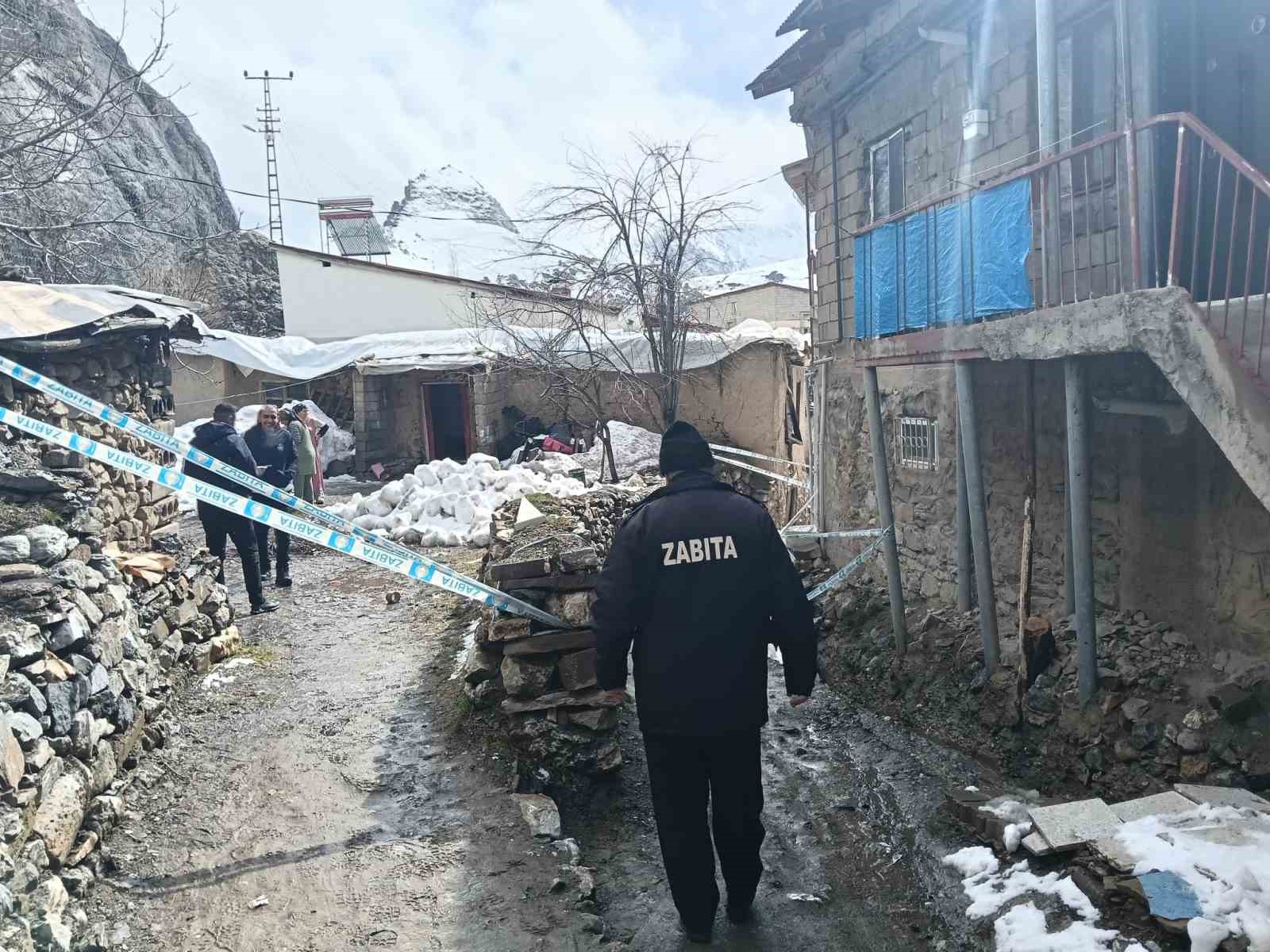 Hakkari’de bir ev çöktü
