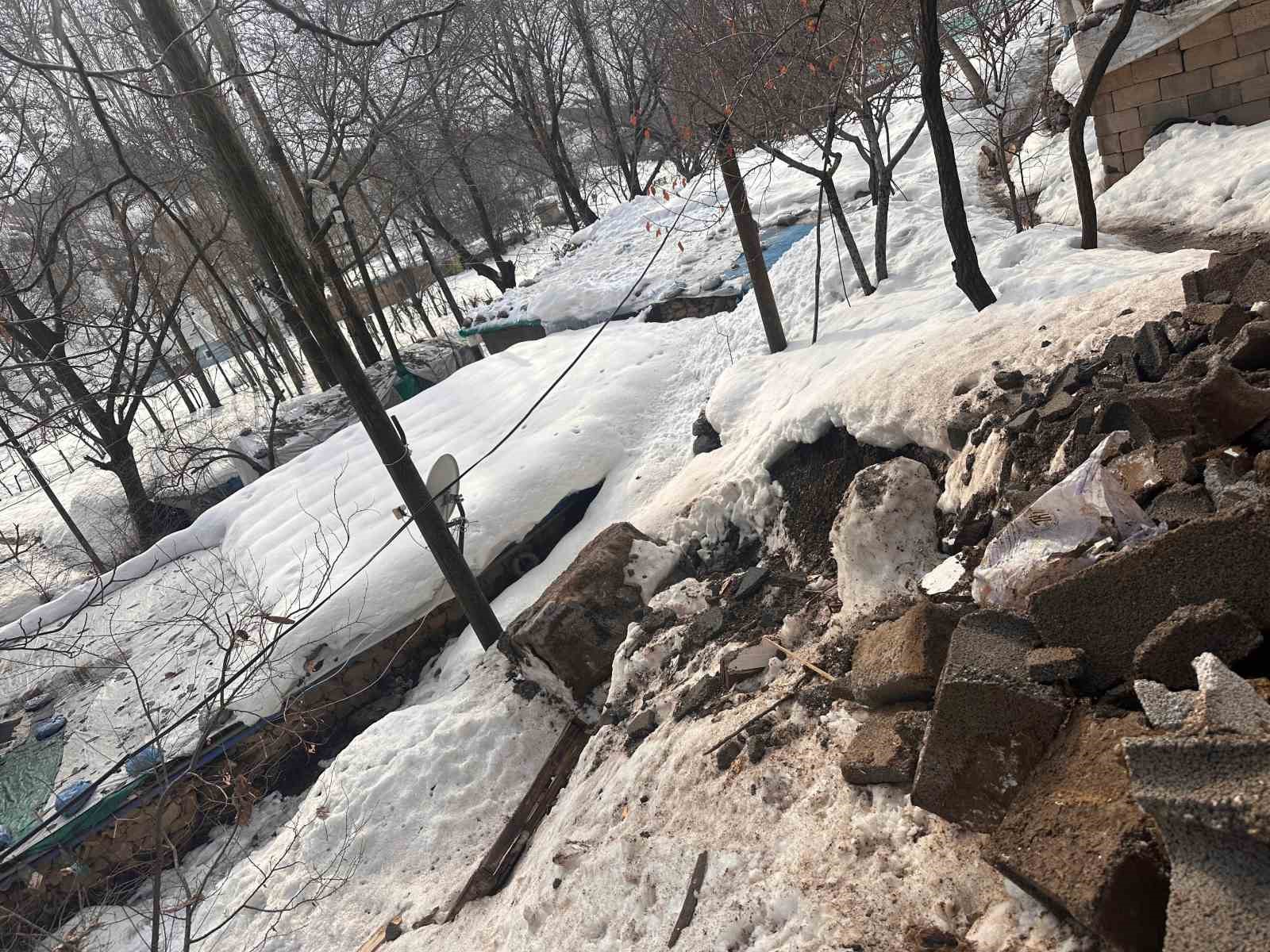 Hakkari’de bir evin üzerine kaya düştü
