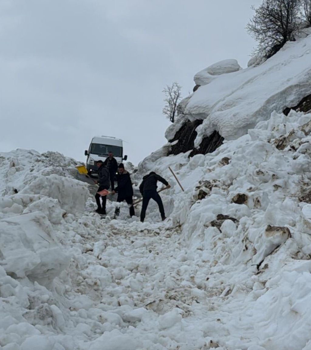 Hakkâri’de çığ düştü: Öğrenci servisi yolda kaldı
