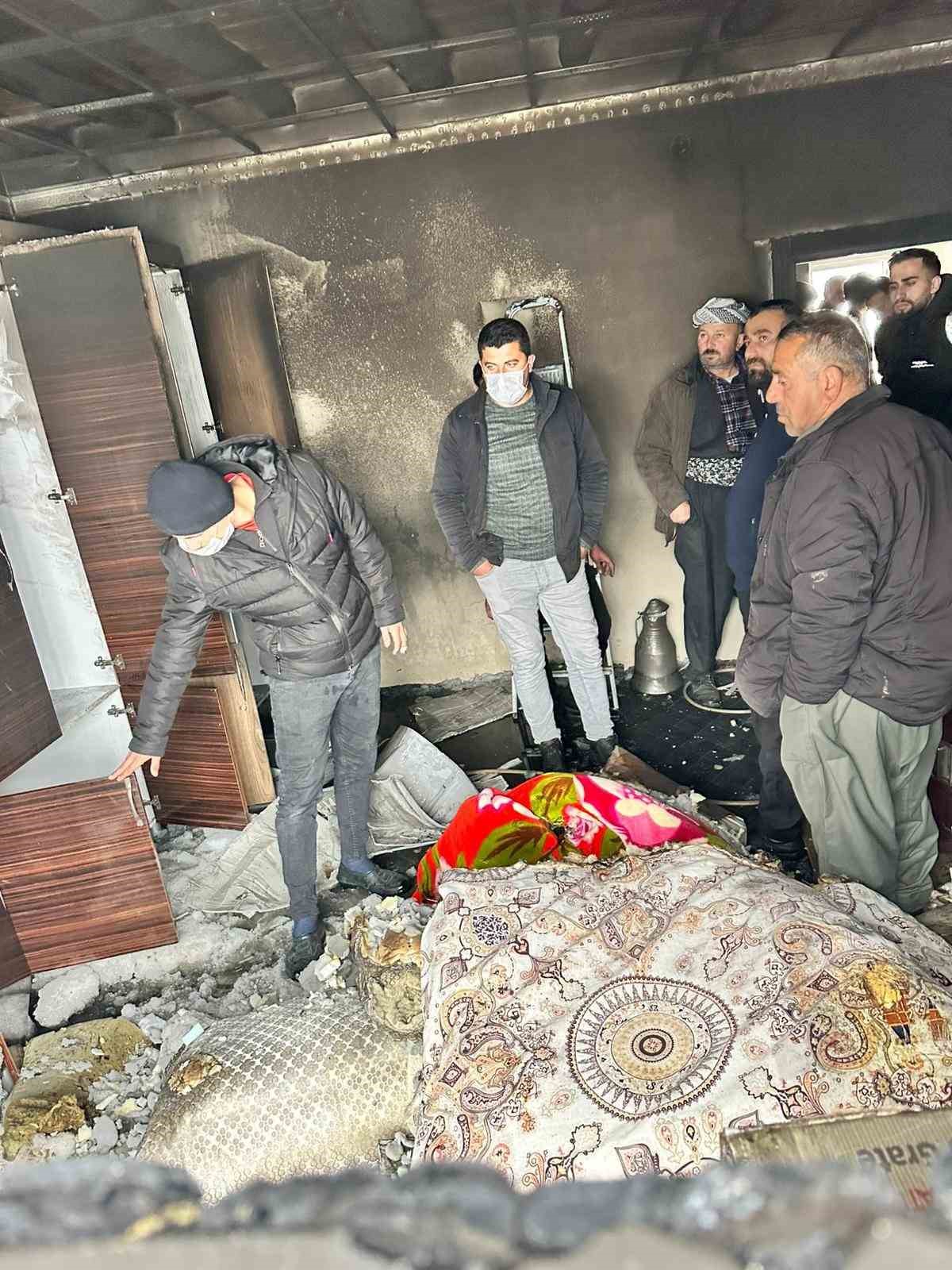 Hakkari’de ev yangını
