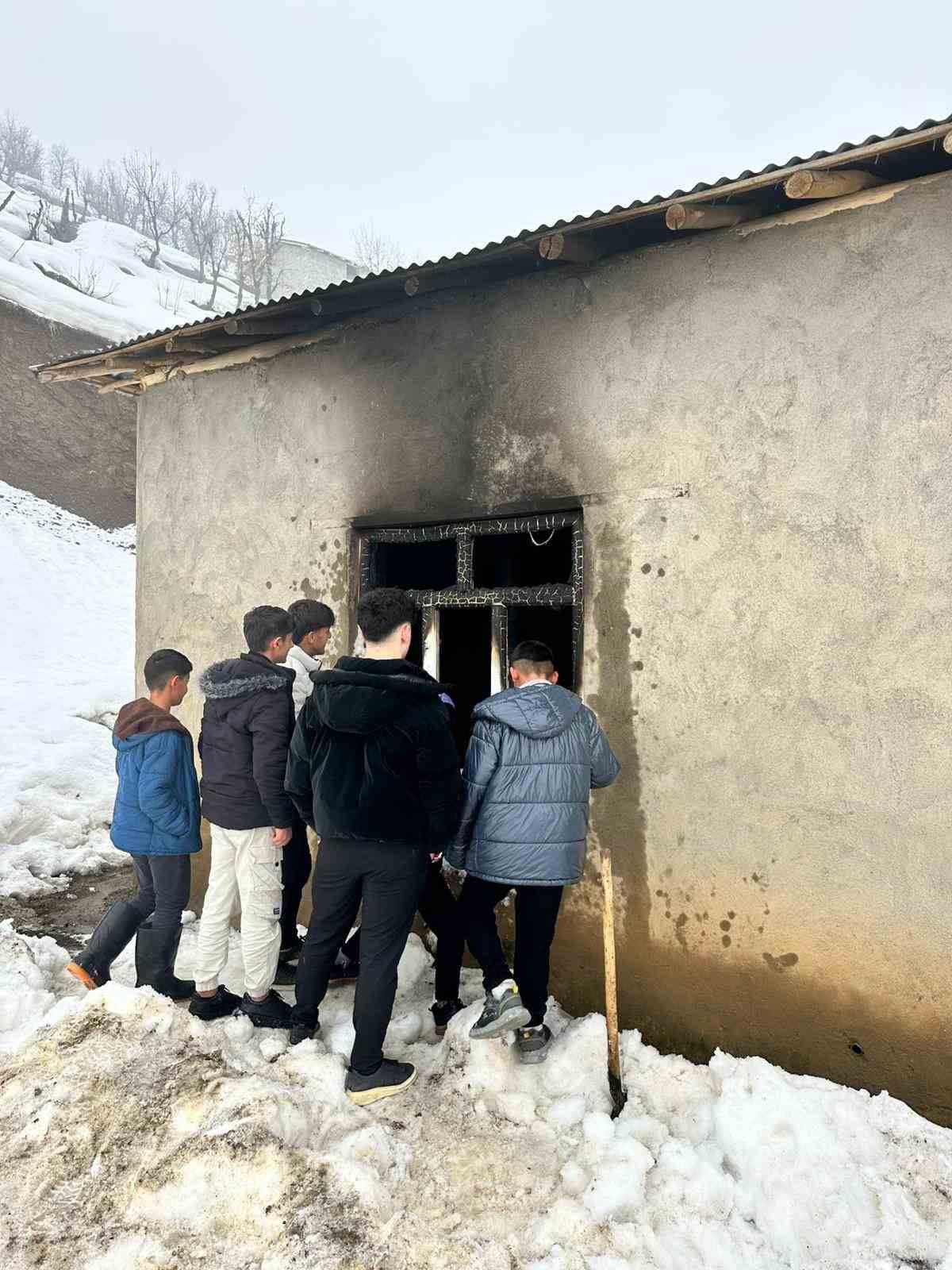 Hakkari’de ev yangını
