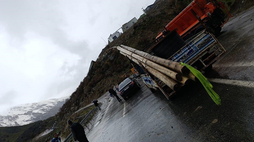 Hakkari’de heyelan sonrası iletişim alarmı
