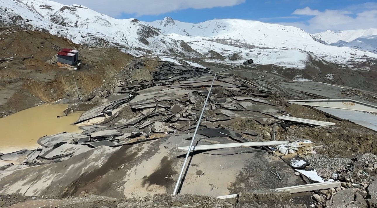Hakkari’de heyelan: Tesis büyük hasar gördü, kara yolunda dev yarıklar oluştu
