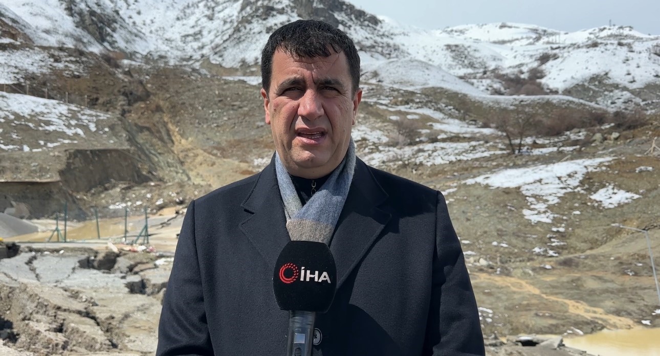 Hakkari’de heyelan: Tesis büyük hasar gördü, kara yolunda dev yarıklar oluştu
