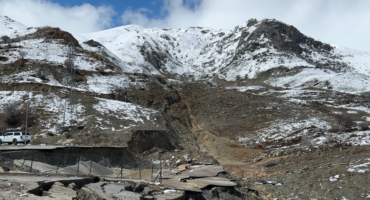 Hakkari’de heyelan: Tesis büyük hasar gördü, kara yolunda dev yarıklar oluştu
