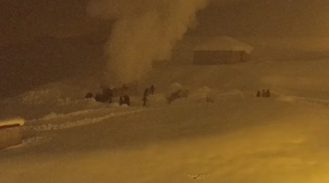 Hakkari’de itfaiye araçlarının çıkamadığı tandır evindeki yangına vatandaşlardan karla müdahale
