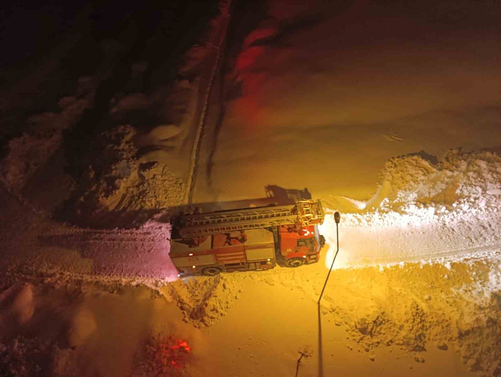 Hakkari’de itfaiye araçlarının çıkamadığı tandır evindeki yangına vatandaşlardan karla müdahale
