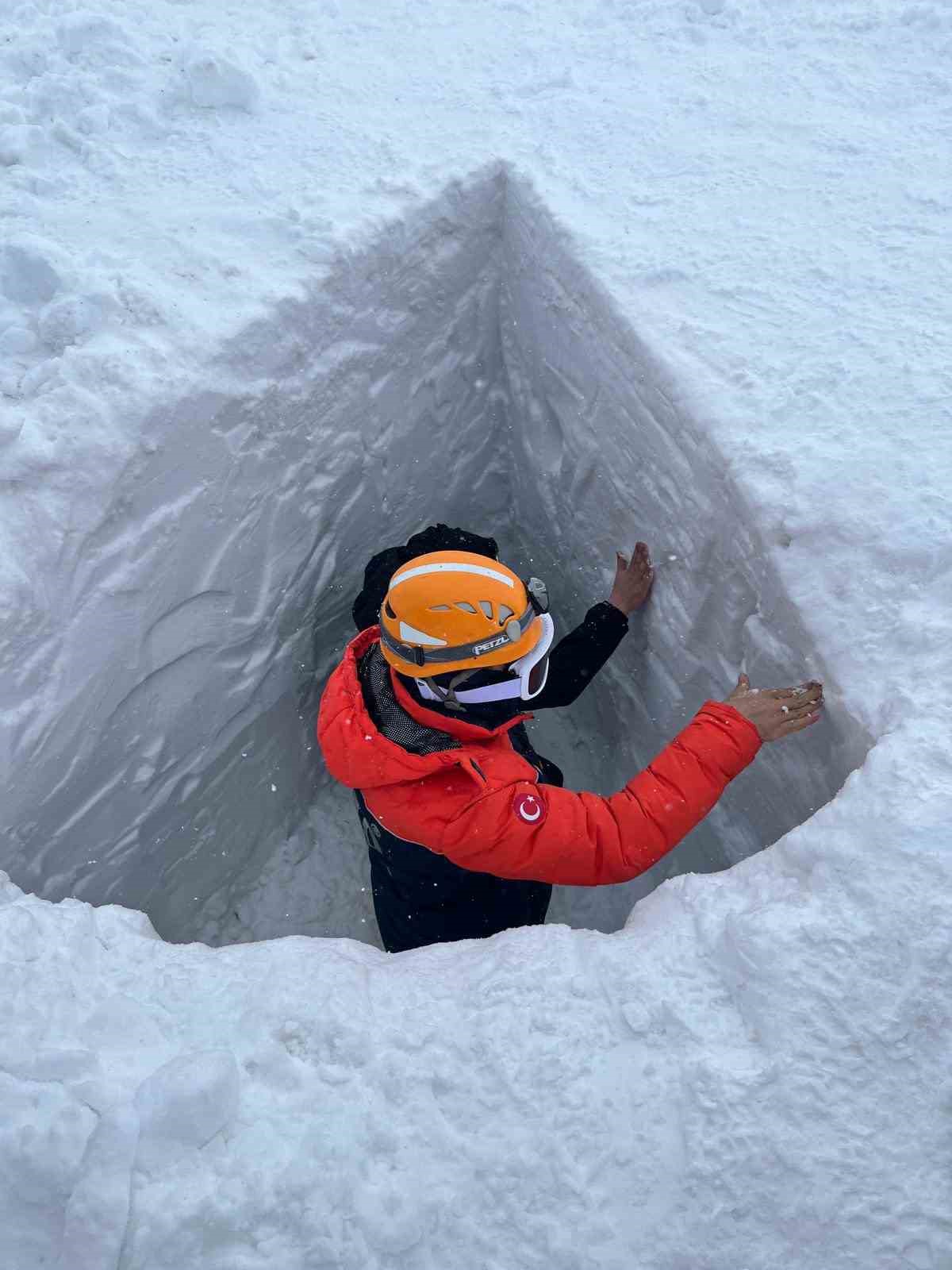 Hakkari’de itfaiye ve AFAD personeline ‘Çığda Farkındalık Eğitimi’ verildi
