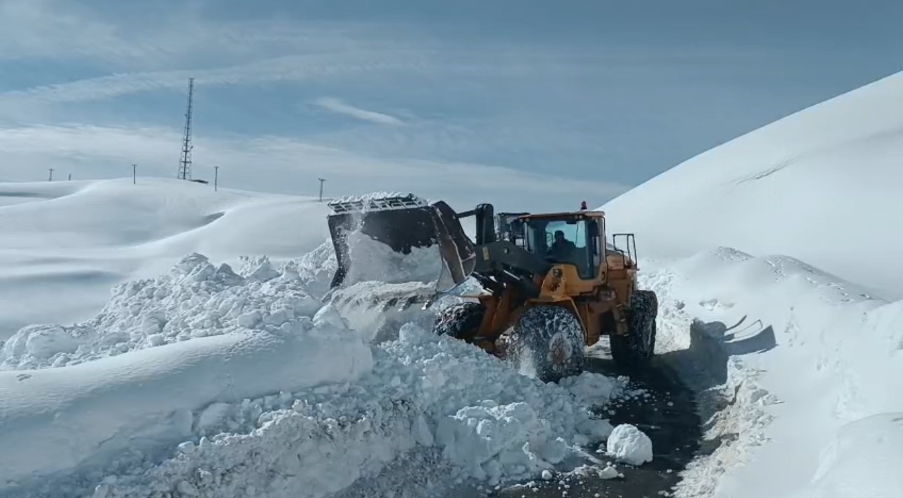 Hakkari’de kapanan tüm köy ve mezra yolları yeniden açıldı
