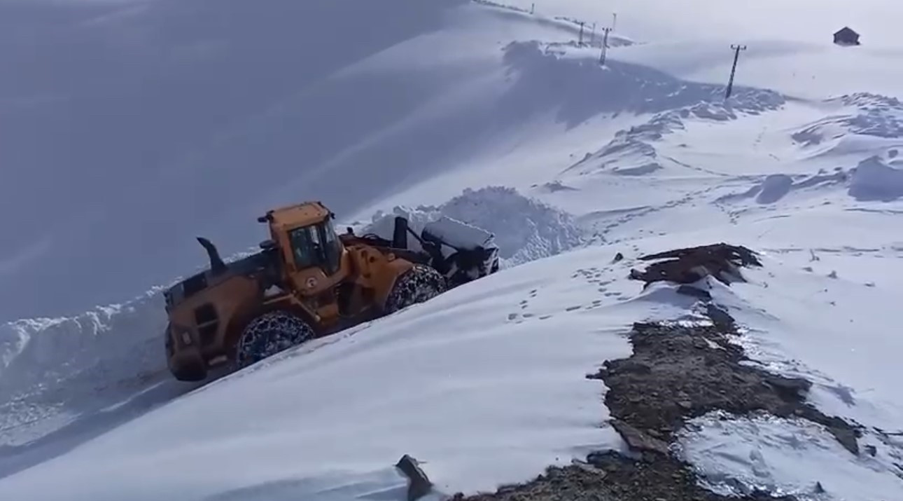 Hakkari’de kapanan tüm köy ve mezra yolları yeniden açıldı

