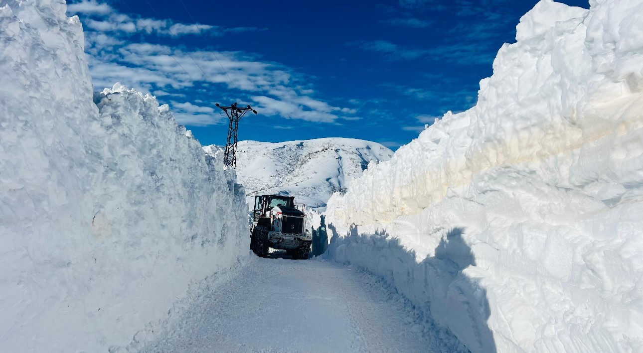 Hakkari’de kapanan tüm köy ve mezra yolları yeniden açıldı
